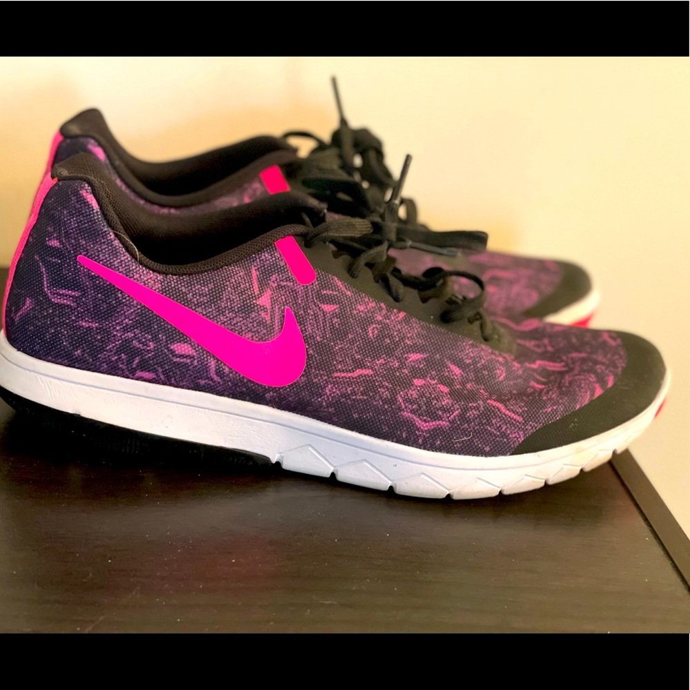 Women’s Nike running shoes. Rarely worn size 8.5
